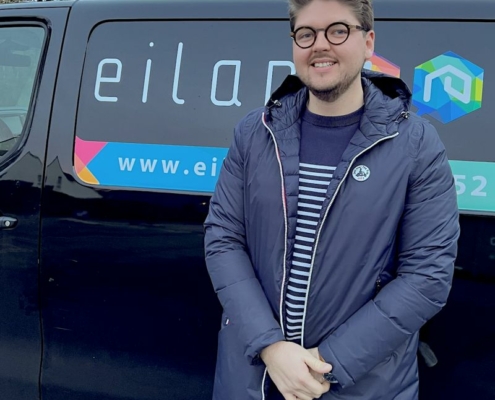 Victor Renouf devant le camion Eilan