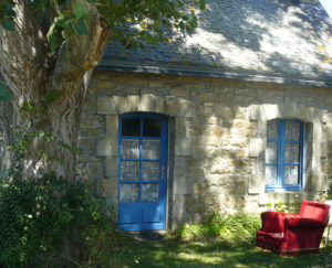 Maison bretonne en pierre aux menuiseries bleues, typique du bâti ancien du Morbihan