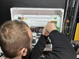 Électricien Eilan raccordant un tableau électrique Schneider sur un chantier à Auray