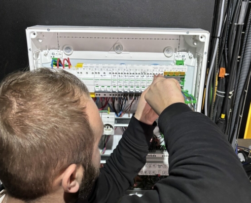 Électricien Eilan raccordant un tableau électrique Schneider sur un chantier à Auray