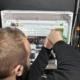 Électricien Eilan raccordant un tableau électrique Schneider sur un chantier à Auray