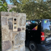 Visiophone Doorbird installé sur un pilier en pierre à l'entrée d'une propriété