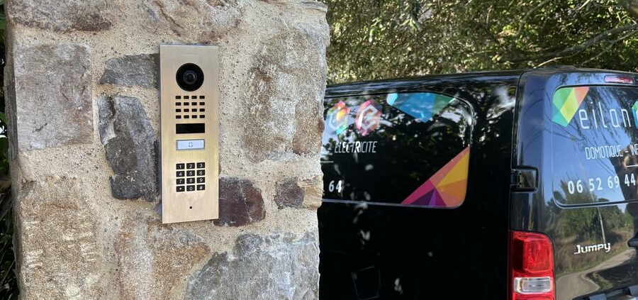 Visiophone Doorbird installé sur un pilier en pierre à l'entrée d'une propriété